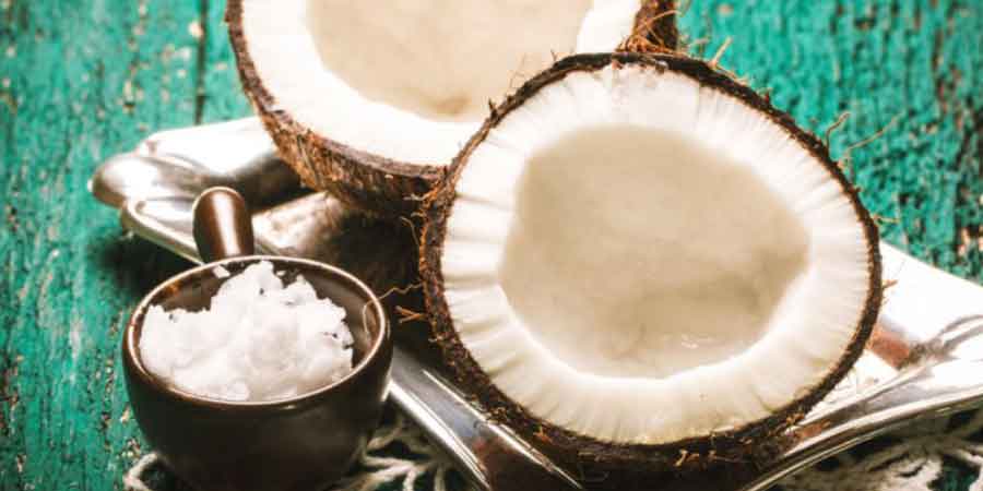 coco y aceite de coco en estado sólido